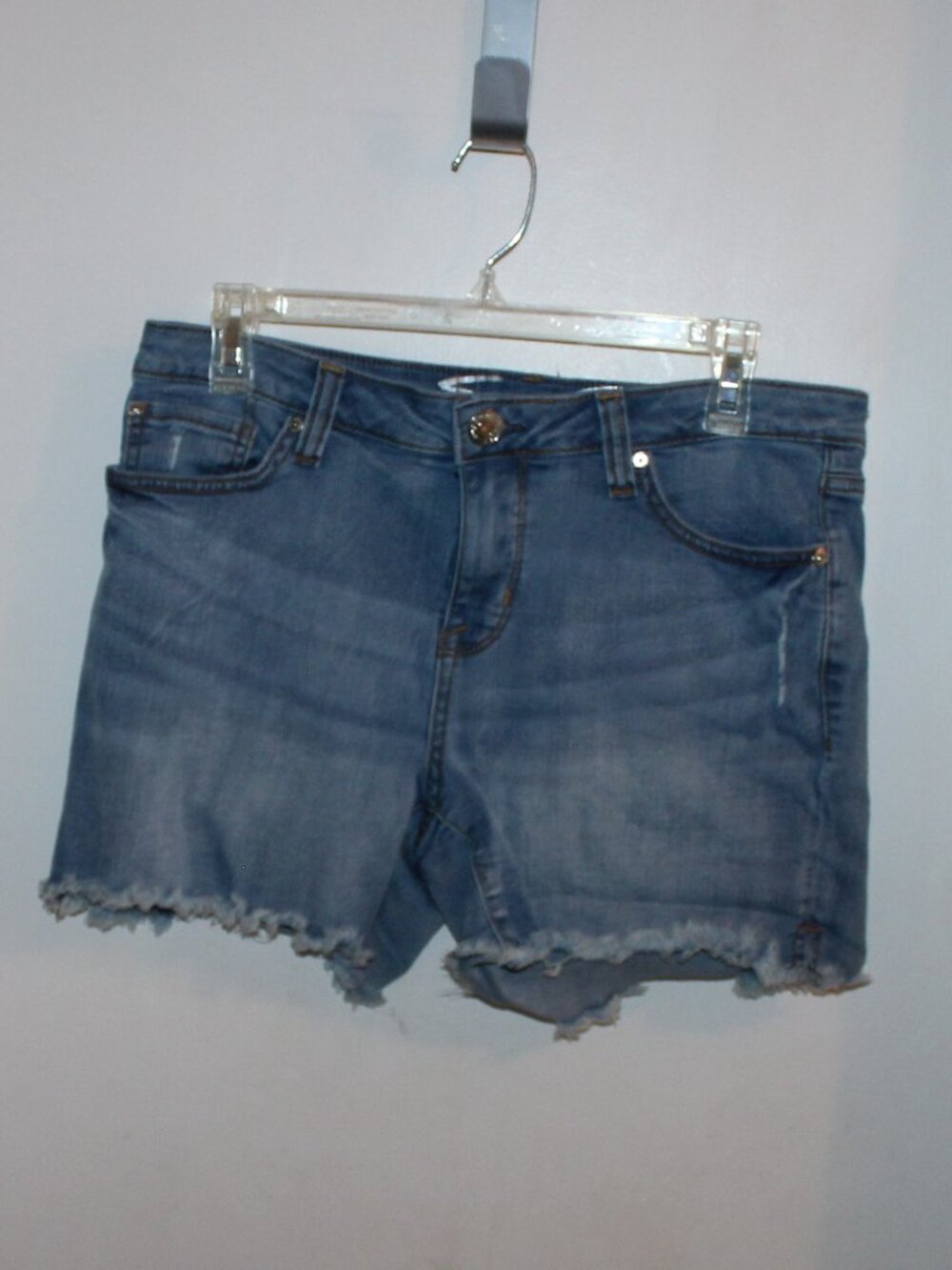 Seven7 medium-wash jean shorts feature a frayed raw hem Size 6